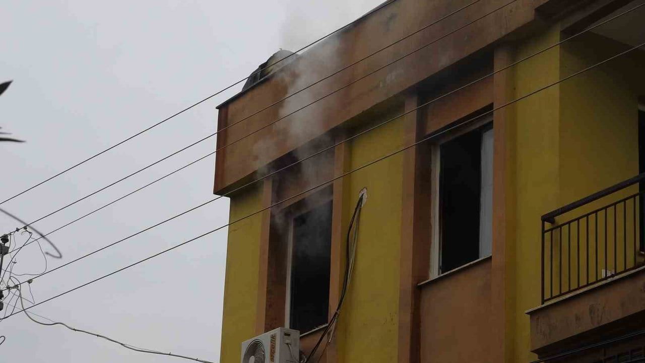 Antalya Kepez'de daire yangını: Bacanın tıkalı olması nedeniyle sobadan çıktığı değerlendirildi