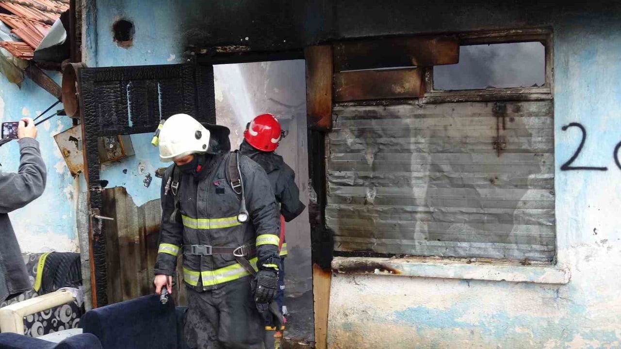 Antalya Kepez’de kiler olarak kullanılan gecekonduda yangın, itfaiye büyümeden söndürdü