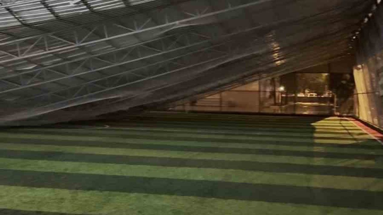 Antalya Kepez'te halı sahanın çatısı fırtına nedeniyle çöktü