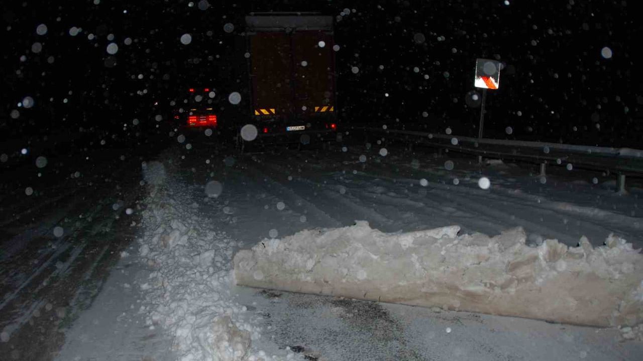 Antalya-Konya karayolunda Alacabel ve çevresinde kar yağışı yeniden etkili