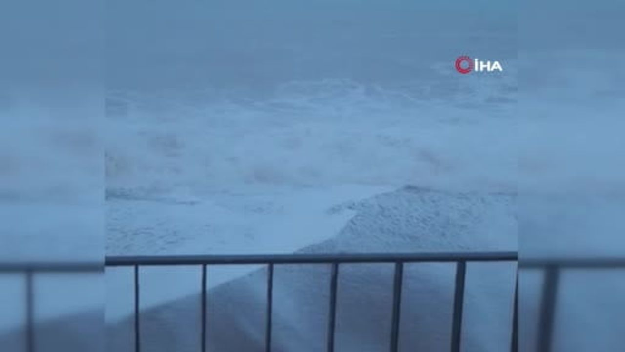 Antalya Konyaaltı'nda 2 metrelik dalgalar sahili döverken vatandaş sahilde şınav çekti