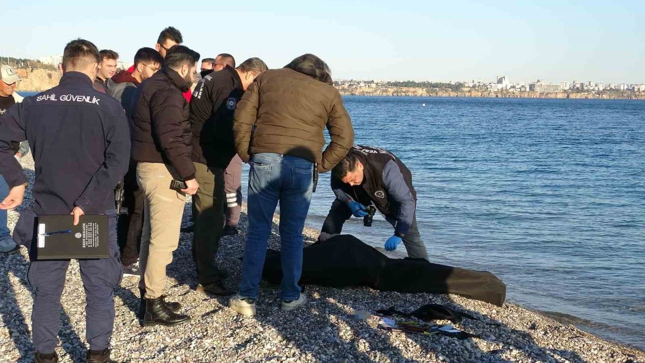 Antalya Konyaaltı'nda balık avlarken oltaya takılan ceset inceleniyor