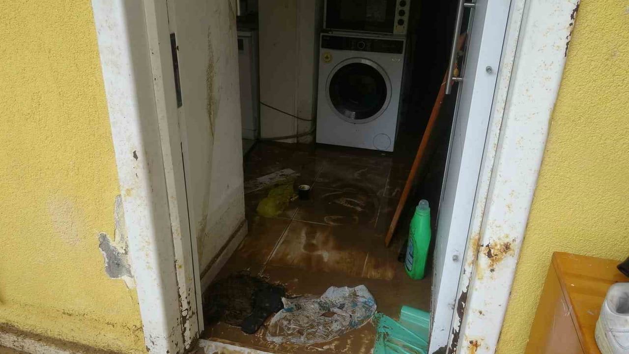 Antalya Konyaaltı'nda sağanak ve taşan derelerin bilançosu: Site ve otoparklar sular altında kaldı