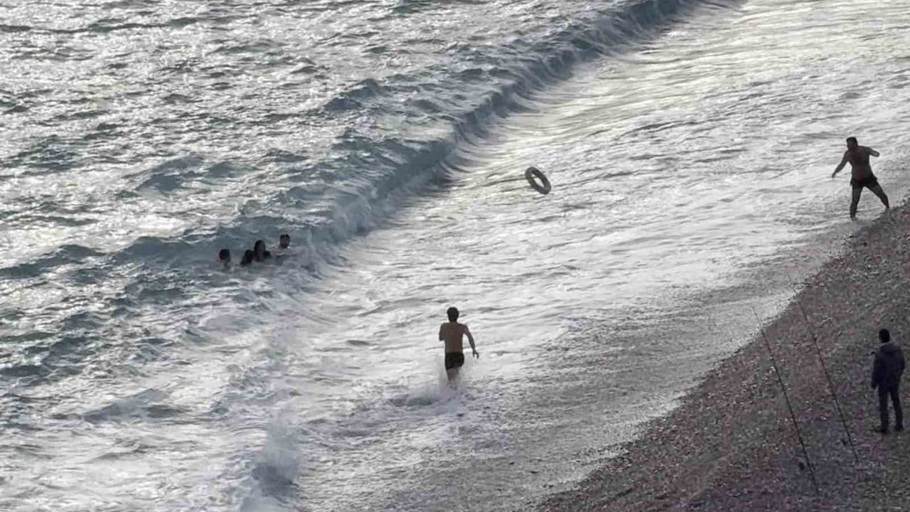 Antalya Konyaaltı Sahili'nde fırtınada denizde sürüklenen 15 yaşlarındaki iki kız kurtarıldı
