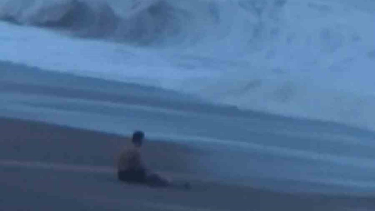 Antalya Konyaaltı Sahili'nde yaklaşık 2 metrelik dalgalar arasında şınav yapan kişi görüntülendi