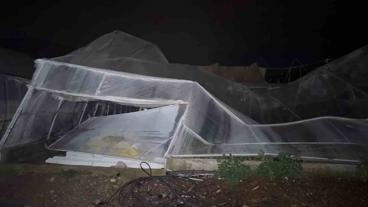 Antalya Kumluca'da hortum seralara ve enerji hatlarına zarar verdi