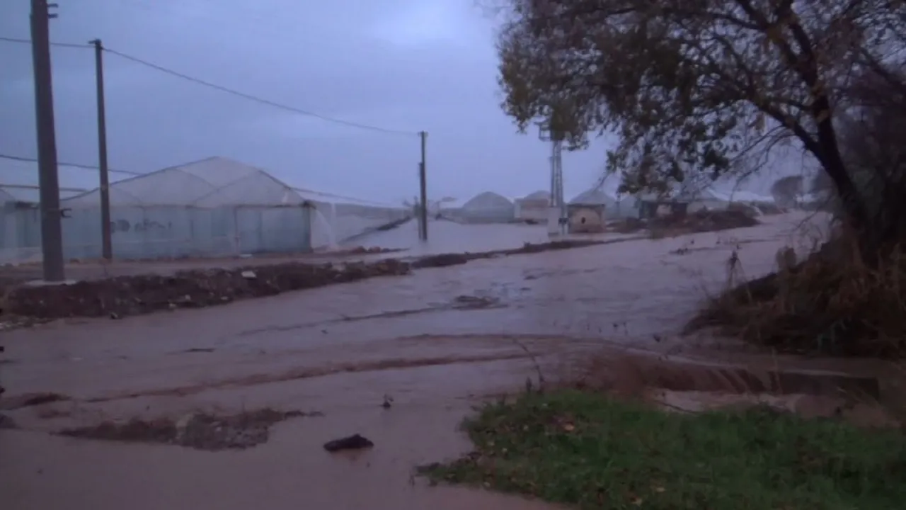 Antalya Kumluca'da sağanak: Tarım arazileri su altında, AFAD botla sürücüyü kurtardı