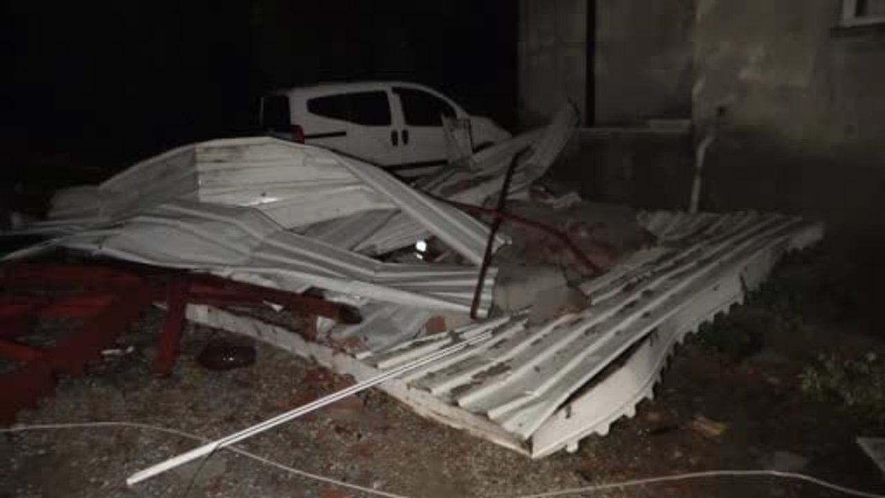 Antalya Manavgat’ta hortum: Karacalar ve Sülek’te serarlar ve evler zarar gördü, bir kişi yaralandı