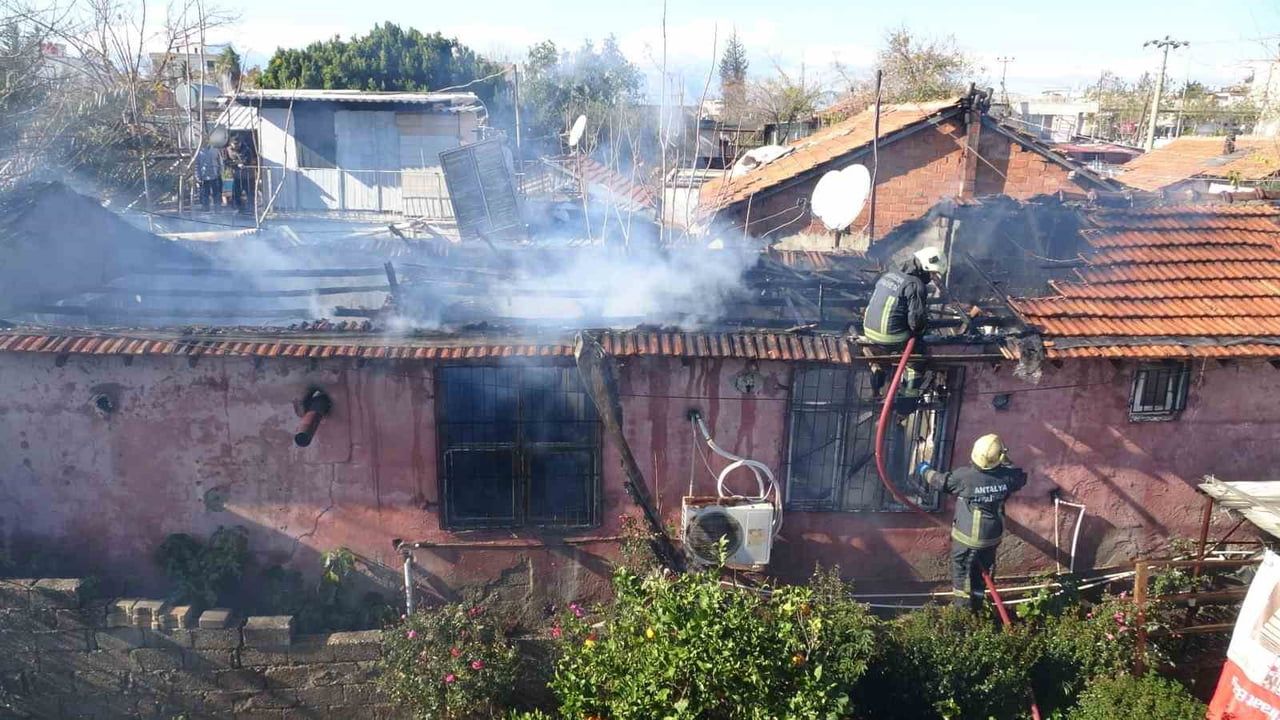 Antalya Muratpaşa'da gecekonduda yangın: Müstakil ev kullanılamaz hale geldi