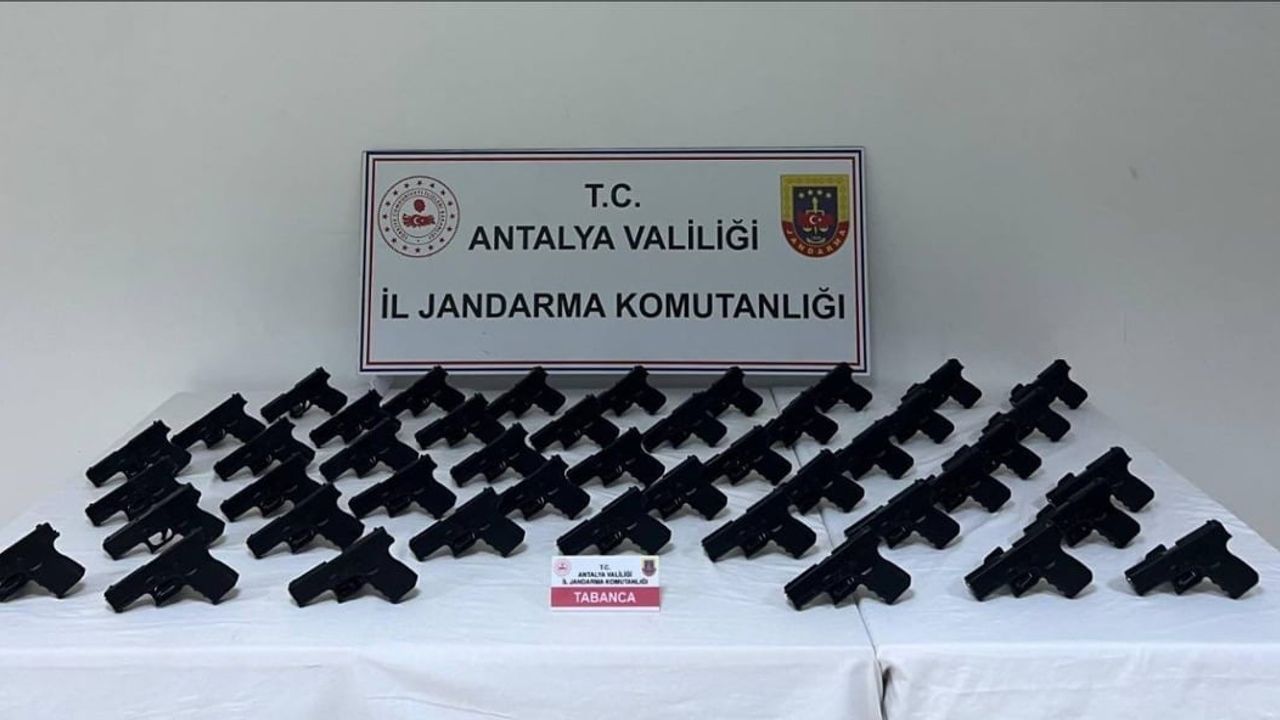 Antalya Serik'te durdurulan araçta 45 ruhsatsız Glock tabanca ele geçirildi