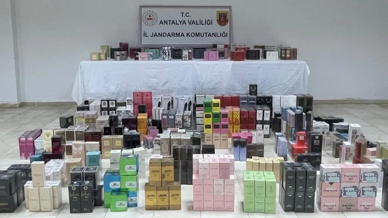 Antalya Serik'te Jandarma Operasyonu: 3 bin 450 Adet Gümrük Kaçağı Parfüm Ele Geçirildi