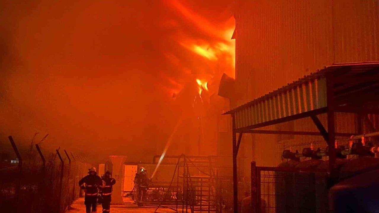 Antalya Serik'te Market Deposunda Yangın — 5 Bin m² Temel Gıda Bölümü Kullanılamaz Hale Geldi