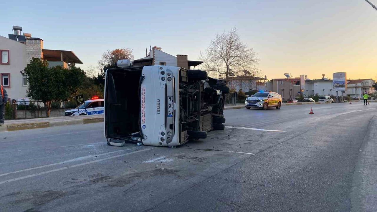 Antalya Serik'te midibüs ve otomobil çarpıştı: 3 yaralı