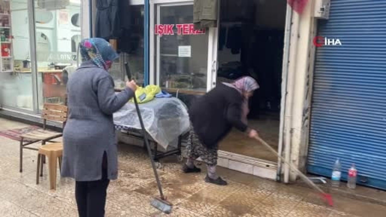 Antalya Serik’te sağanak su baskınlarına yol açtı, esnaf sabahın ilk ışığıyla temizliğe başladı