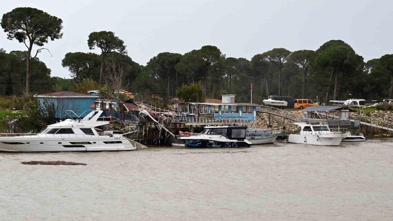 Antalya Valisi Şahin: Aksu'da seralarda ciddi hasar, bir kişi konteyner devrilmesiyle yaralandı