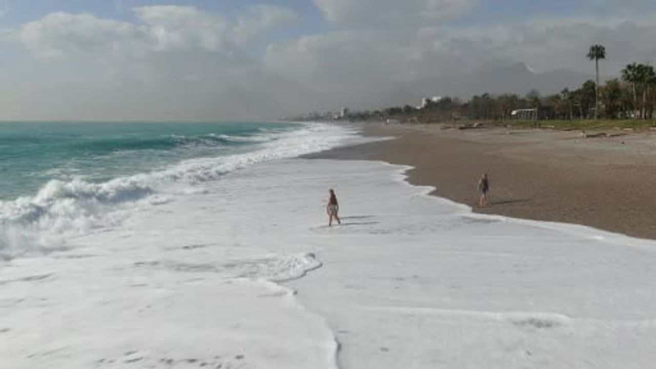 Antalyalılar ve turistler bir haftalık yağışın ardından Konyaaltı Sahili'ne akın etti