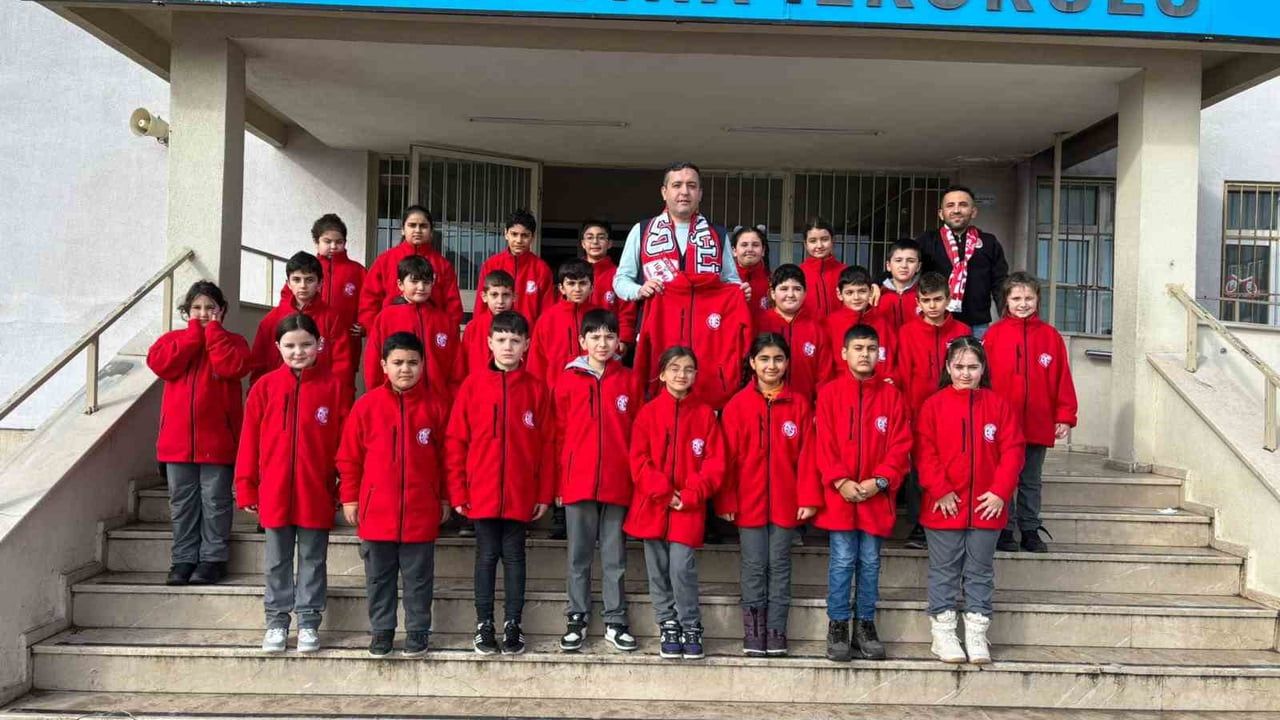 Antalyaspor'dan Kapaklı İbni Sina İlkokulu'na polar ve atkı bağışı