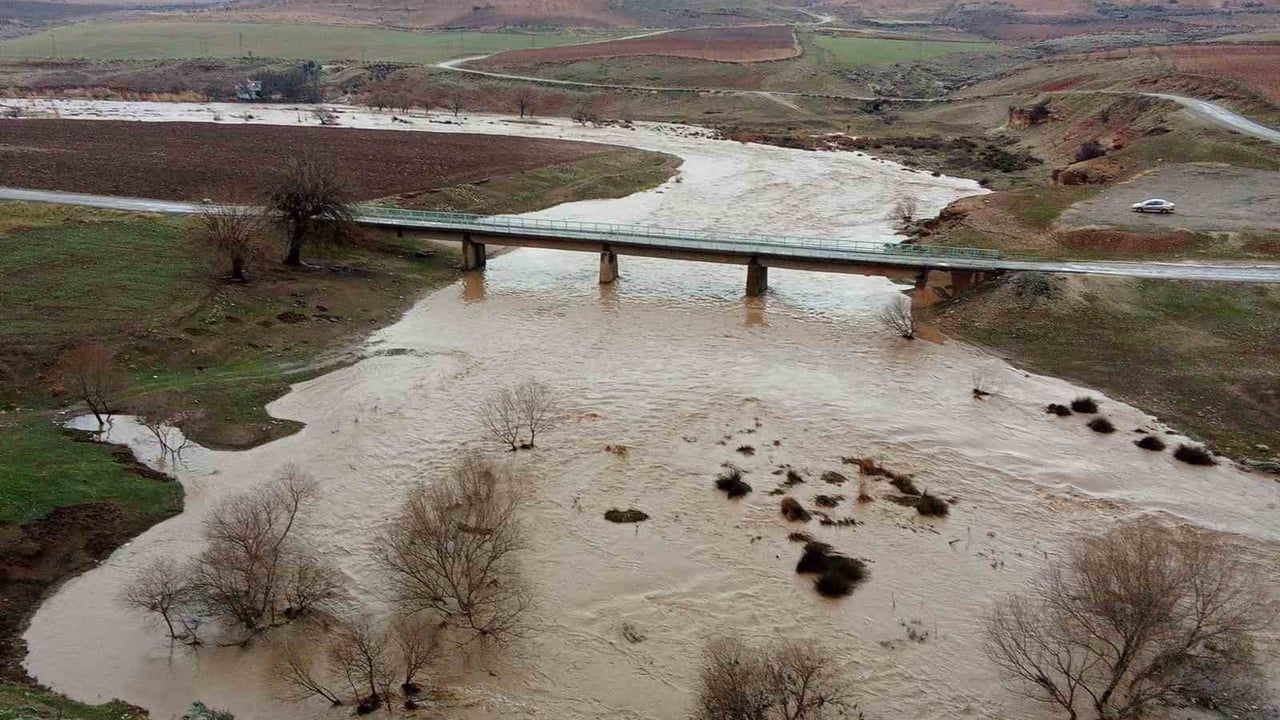 Araban'da kar ve sağanak yağış Karasu ile Sıtma Pınar Çayı'nın su seviyesini yükseltti