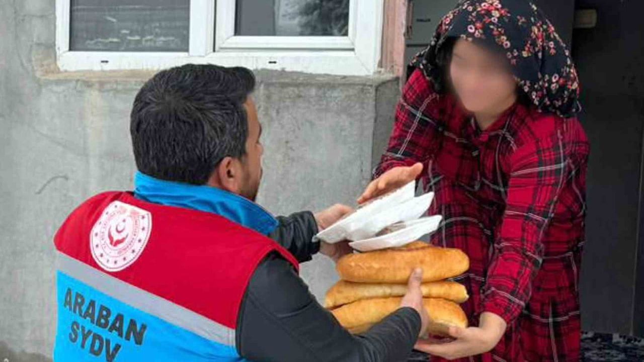 Araban'da yoğun kar yağışına rağmen 500 aileye sıcak yemek ulaştırıldı