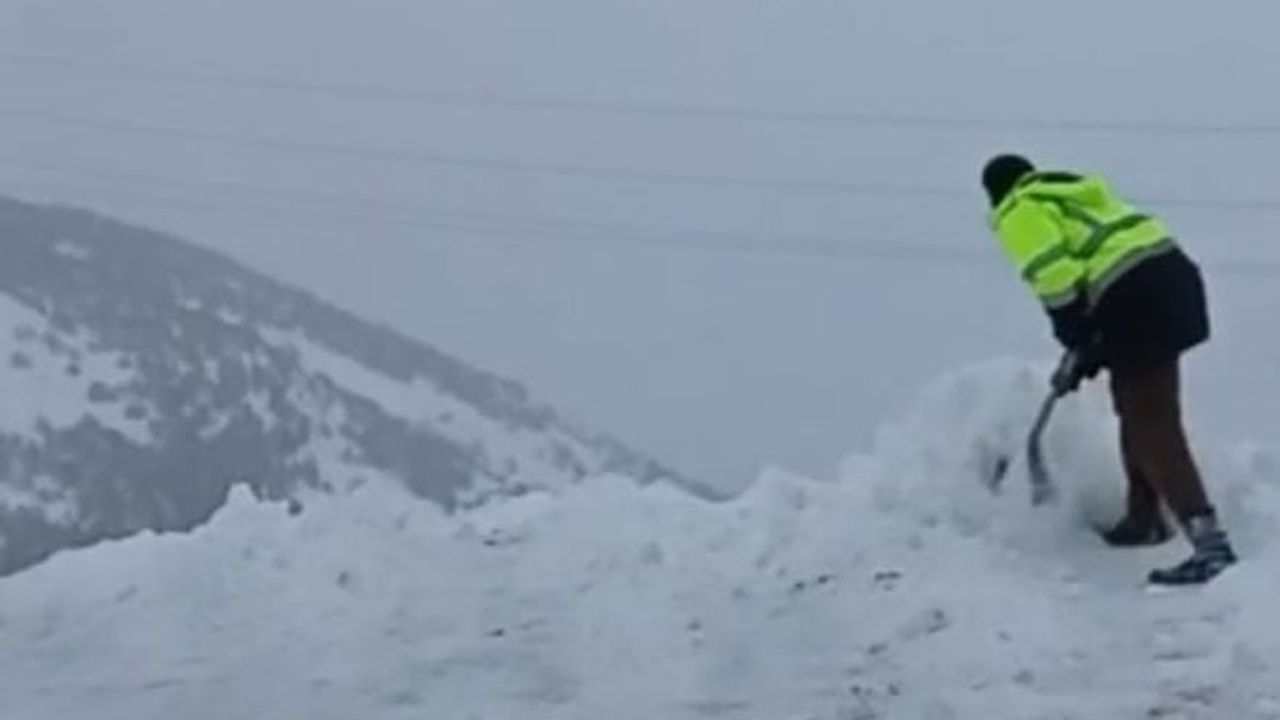 Arapgir'de 2 bin rakımda kar: Damlarda biriken kar yer yer 1 metreyi aştı