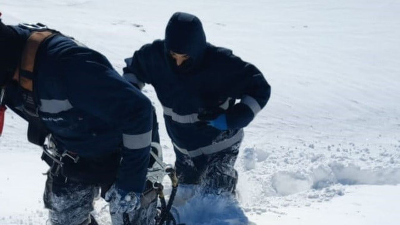 Aras EDAŞ'tan zorlu kışta 7/24 enerji mesaisi: Kırsalda arıza müdahaleleri sürüyor