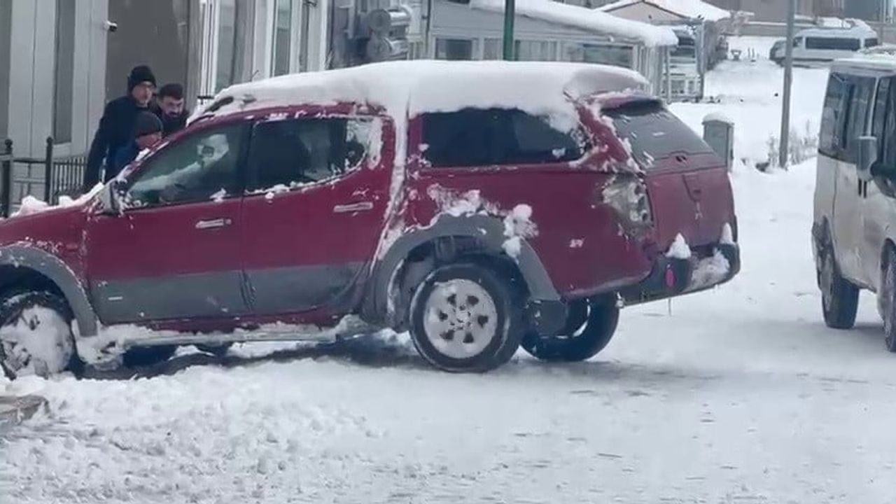 Ardahan Çıldır'da Buzlanma Nedeniyle Araçlar Yolda Kaldı