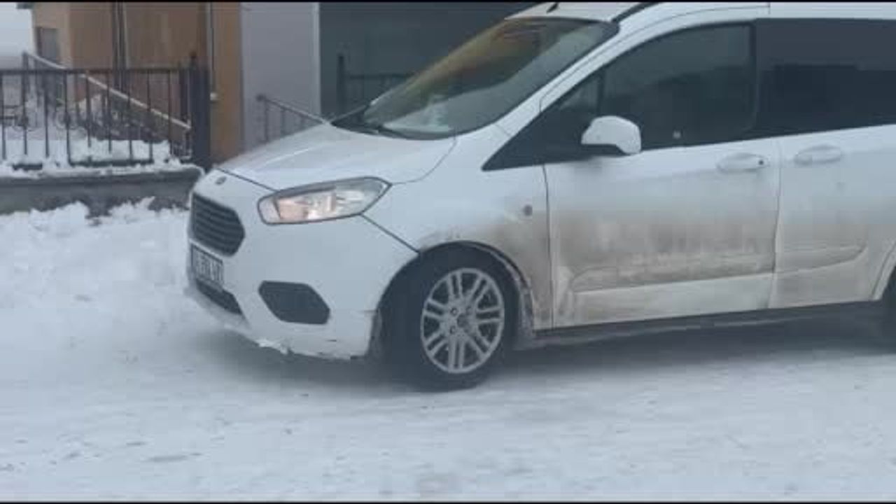 Ardahan Çıldır’da Yoğun Kar ve Buzlanma Trafiği Aksattı