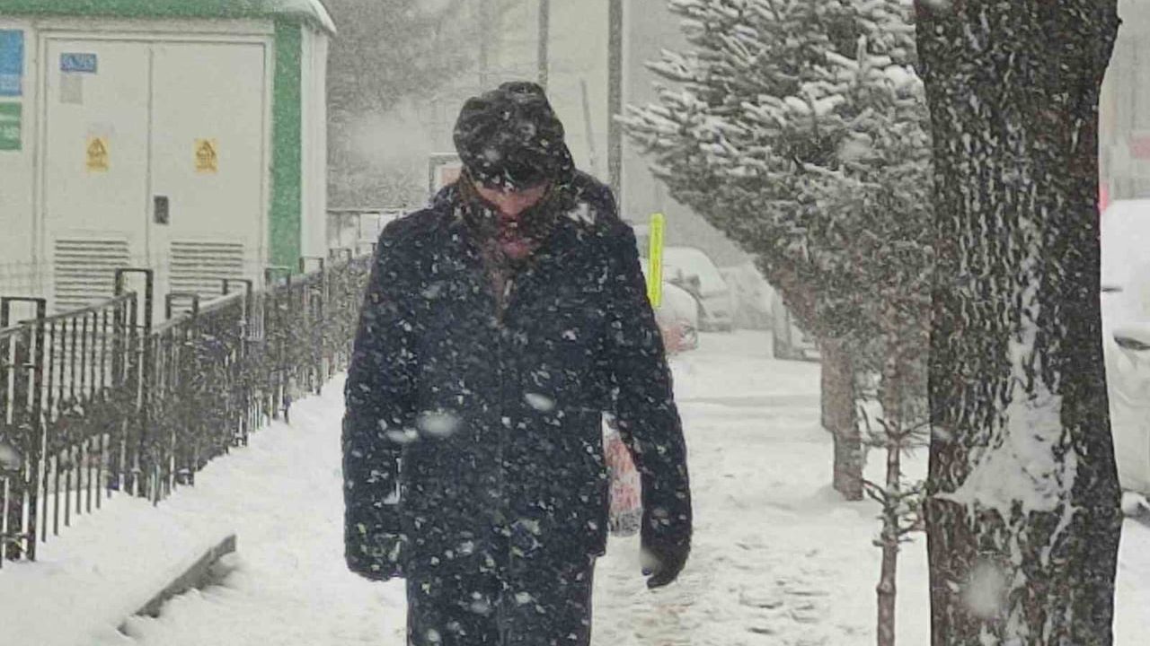 Ardahan'da 45 köy yolu kar ve tipi nedeniyle ulaşıma kapandı