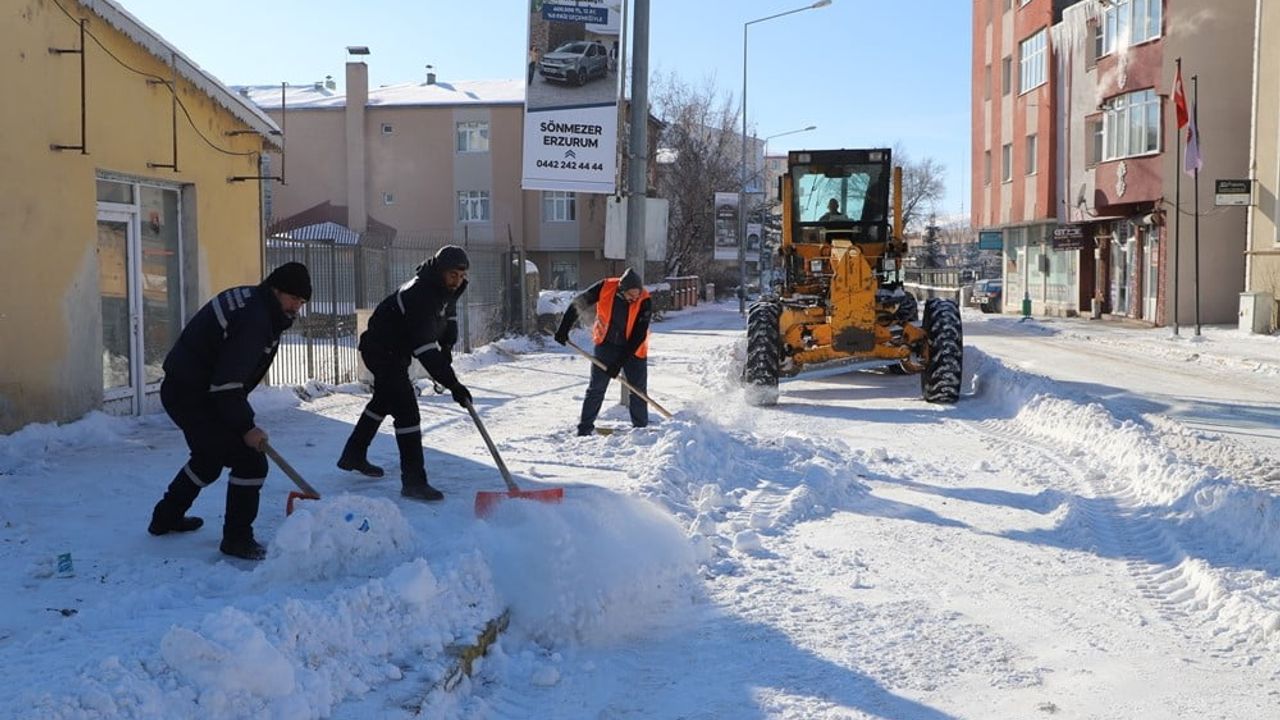 Ardahan'da Belediyeden Kesintisiz Kar Temizliği Çalışması