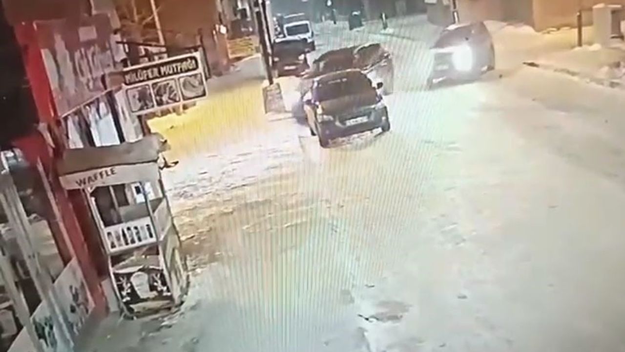 Ardahan'da buzlanma nedeniyle otomobil iş yerine girdi; iş yeri ve araçta maddi hasar oluştu