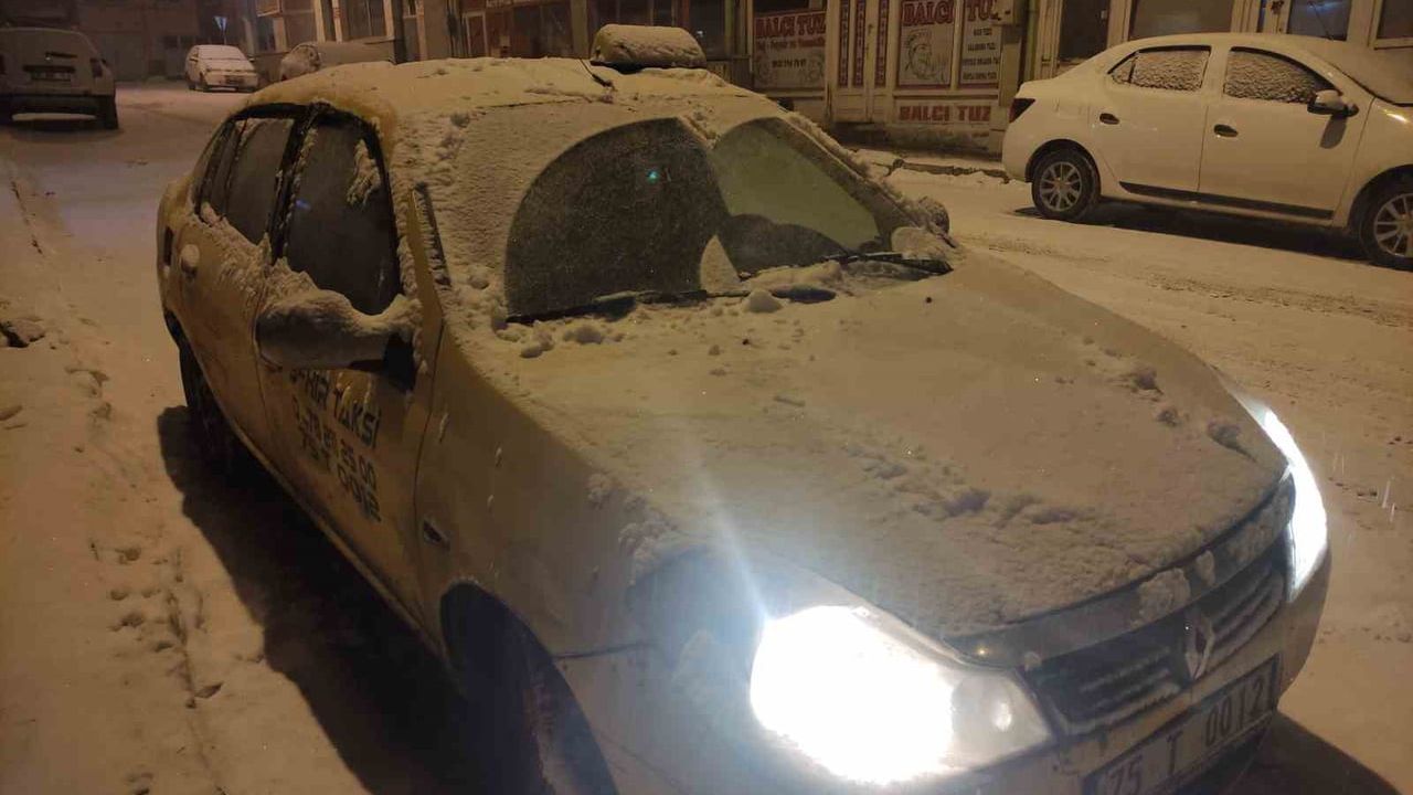 Ardahan'da Gece Başlayan Kar Yağışı: Belediye Tuzlama ve Meteoroloji Uyarısı