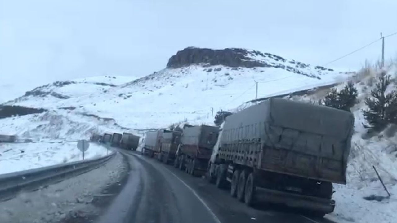 Ardahan'da kar ve tipi ulaşımı aksattı: Ilgar Dağı Geçidi kapandı, 49 köy yolu ulaşıma kapalı