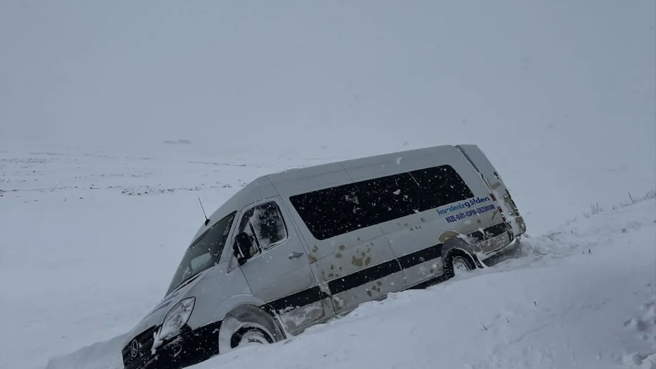 Ardahan'da kara saplanan minibüsteki 11 yolcu jandarma tarafından kurtarıldı