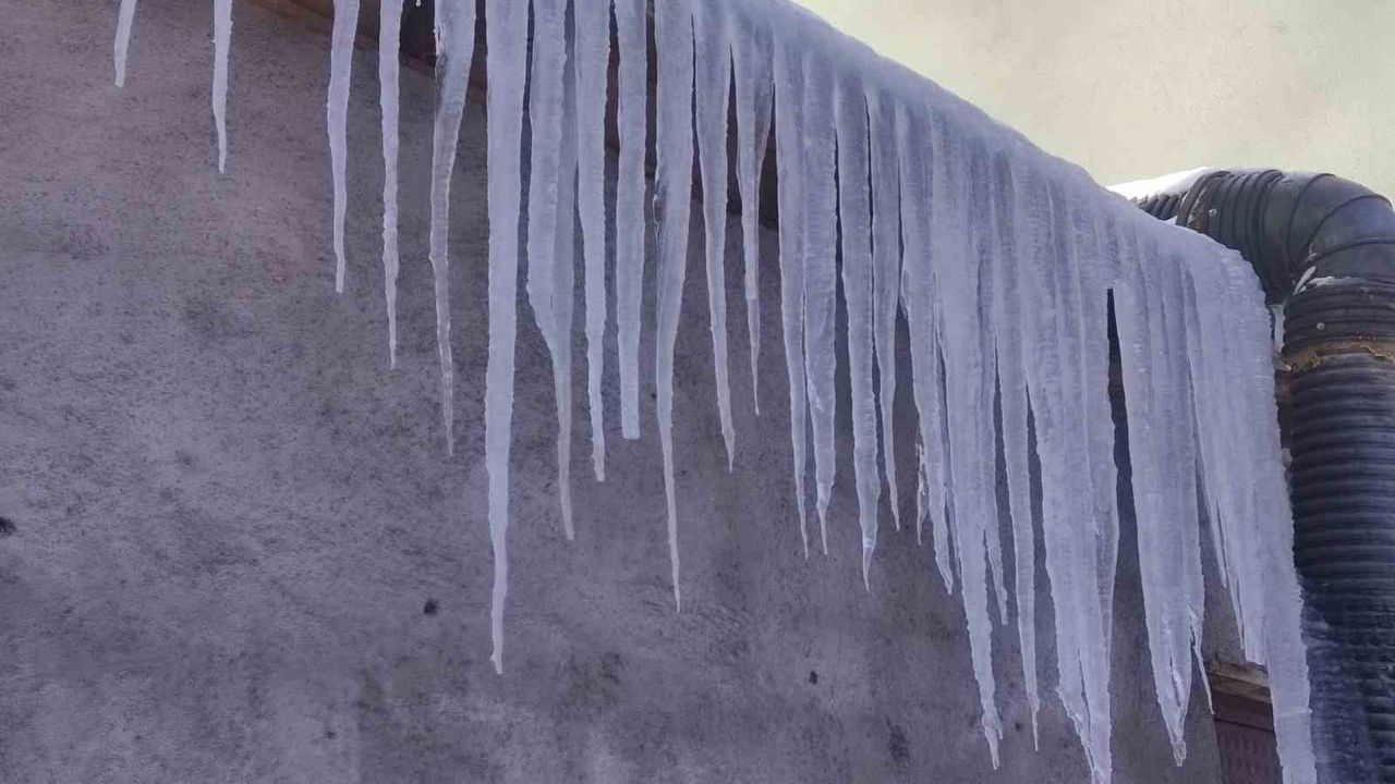 Ardahan'da Sibirya soğukları: Sıcaklıklar eksi 27,4, Göle'de eksi 30,9 — Araçlarda motor ve kilit donması