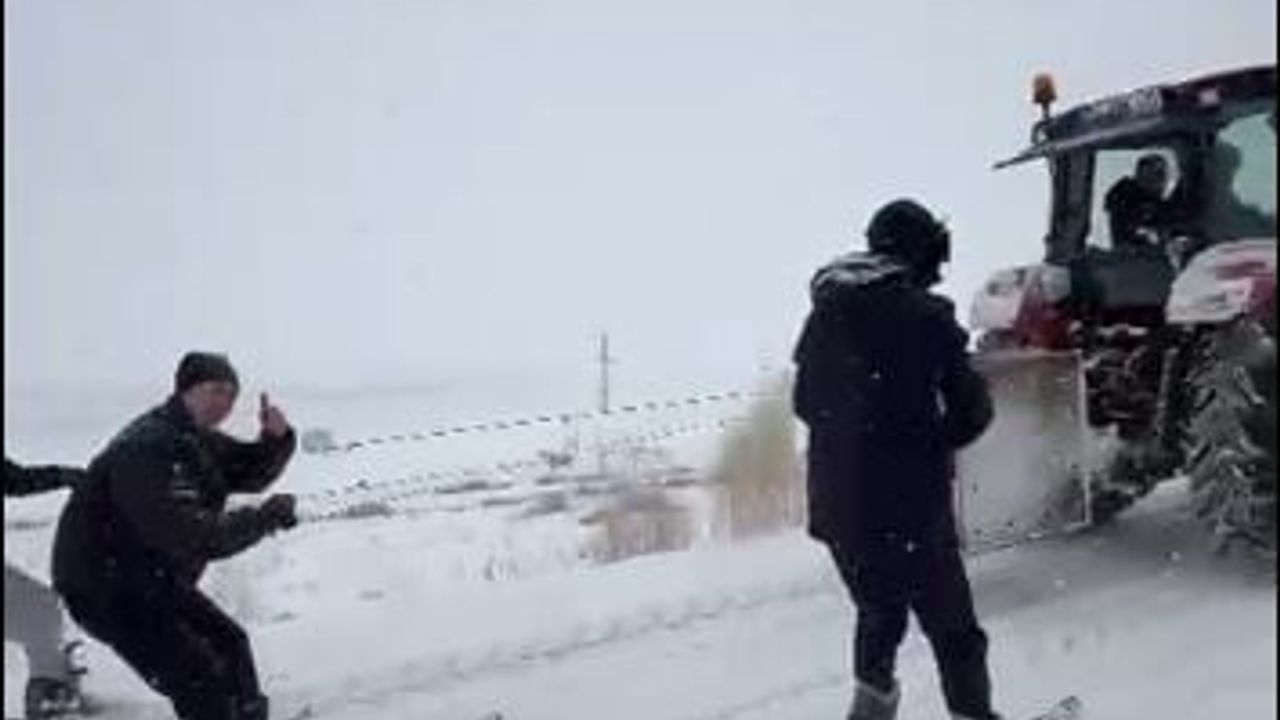 Ardahan'da Tepeler Köyü'nde Gençlerin Traktörle Kayak Keyfi