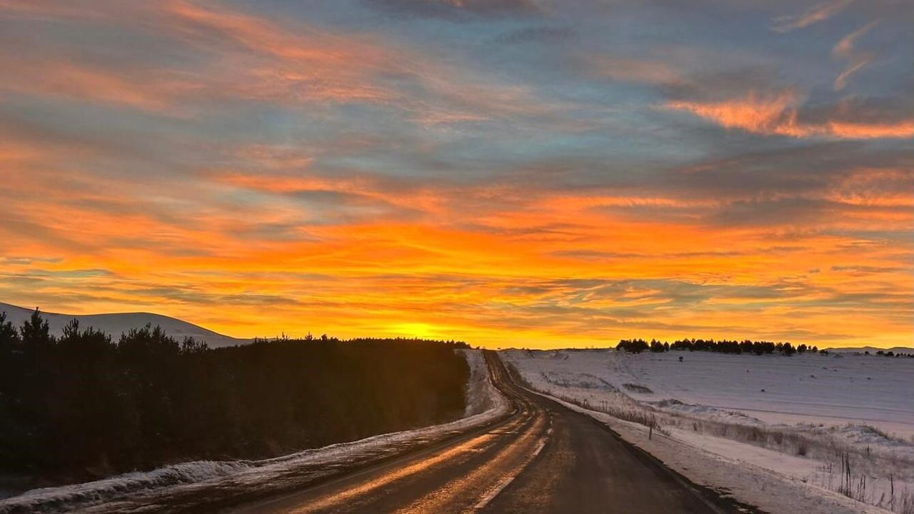 Ardahan Damal'da Gün Doğumu Gökyüzünü Kızıla Bürüdü