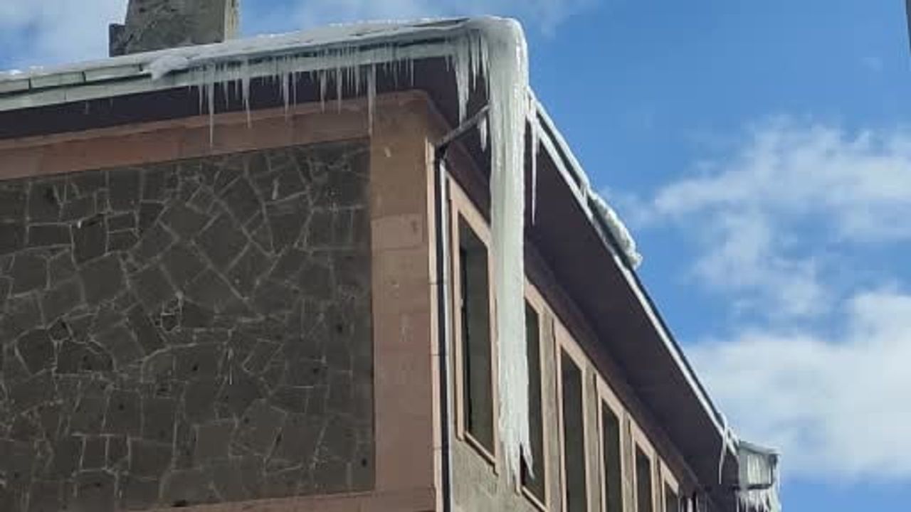 Ardahan Göle'de Gece Sıcaklığı Eksi 20: Cadde ve Sokaklar Buzla Kaplandı