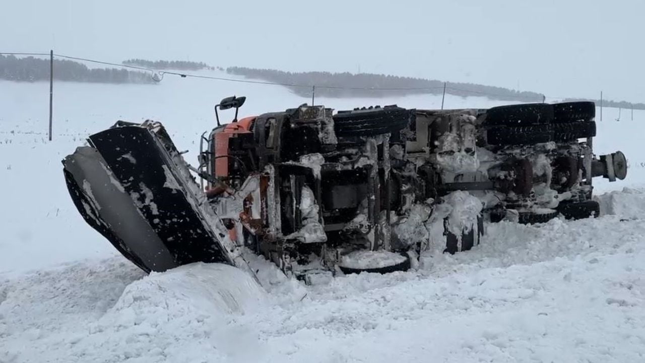 Ardahan-Kars Karayolunda Kar Küreme Aracı Devrildi, Trafikte Kısa Süreli Kısıtlama