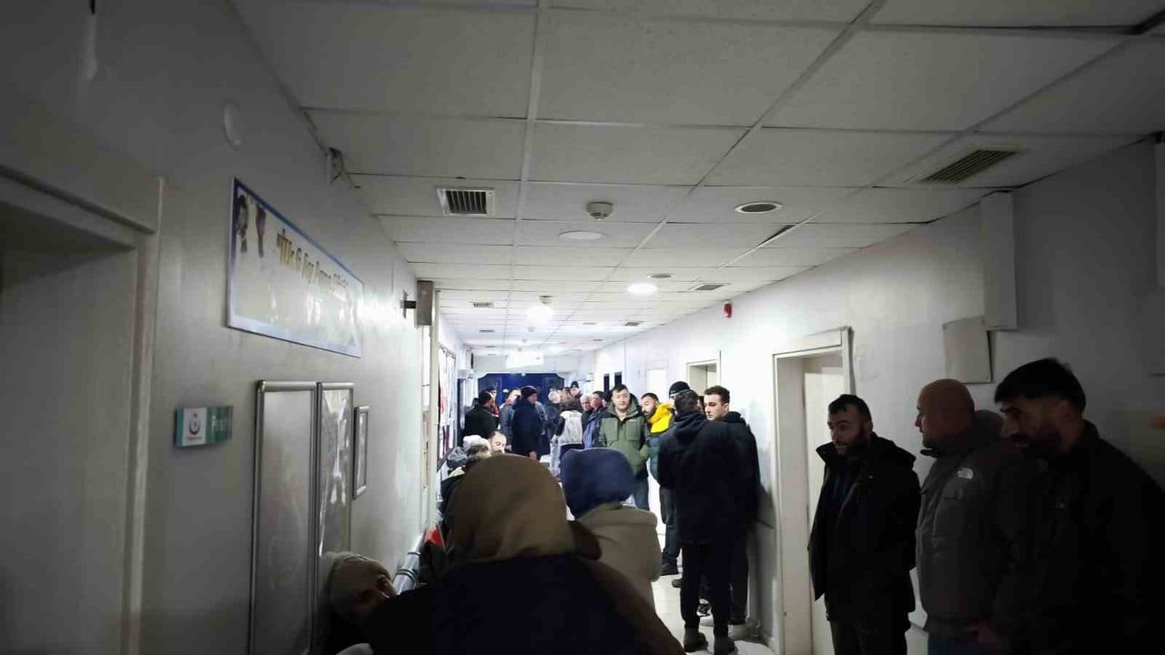 Ardanuç’ta uçuruma yuvarlanan sürücünün kalbi durdu; doktor sedye üzerinde kalp masajı yaptı