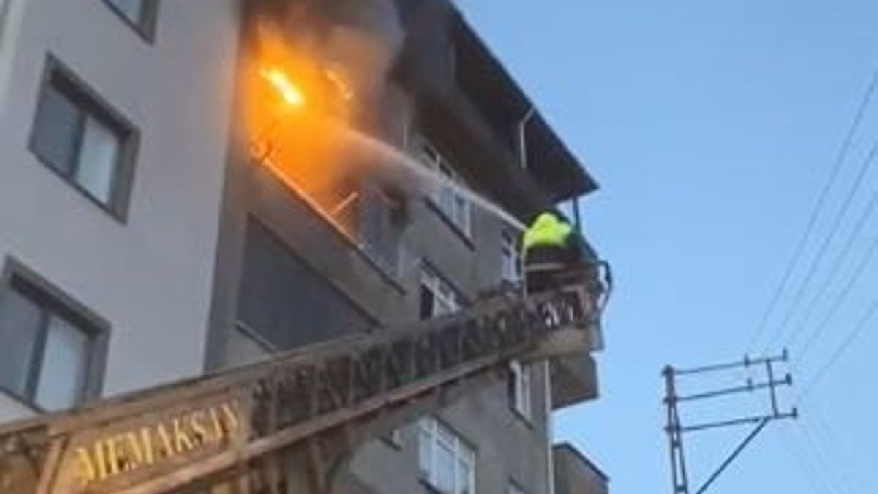 Arhavi'de 3. kat dairesinde çıkan yangın itfaiye müdahalesiyle söndürüldü