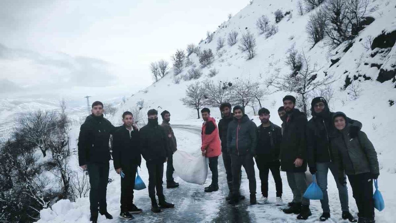 Arıcak'ta Erbağ Köyü Gençlerinden Yaban Hayvanlarına Yem Desteği