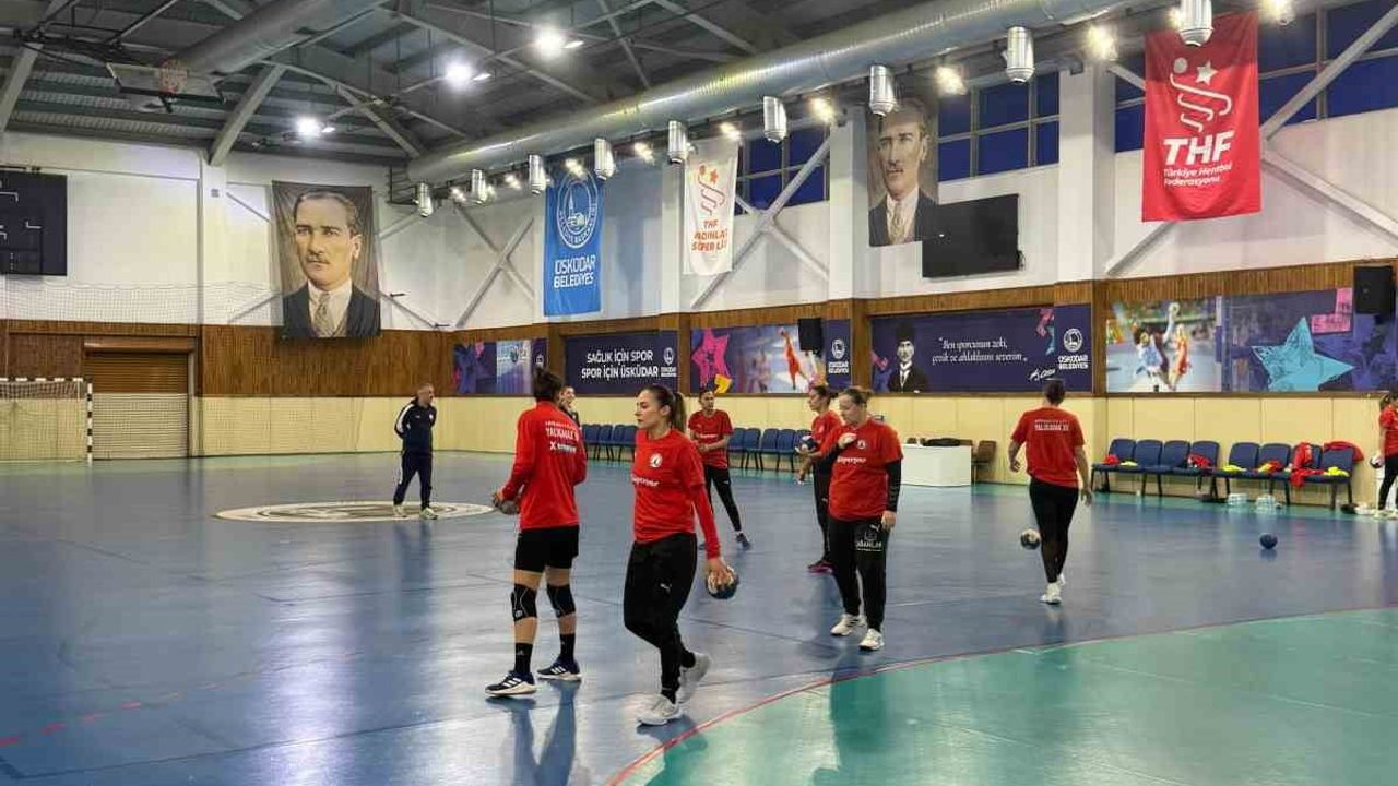 Armada Praxis Yalıkavakspor, Üsküdar Belediyespor maçı öncesi Çamlıca'da son antrenmanını tamamladı