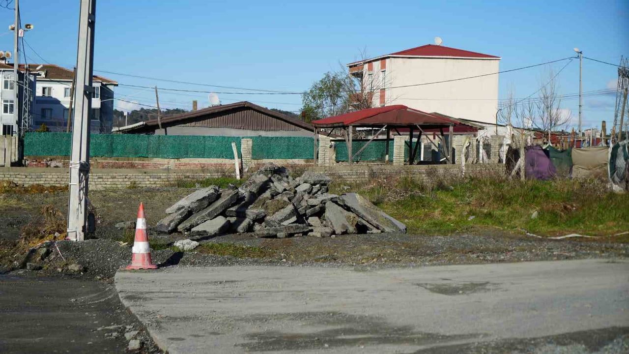 Arnavutköy Adnan Menderes Mahallesi’nde İSKİ altyapı çalışması yarım kaldı