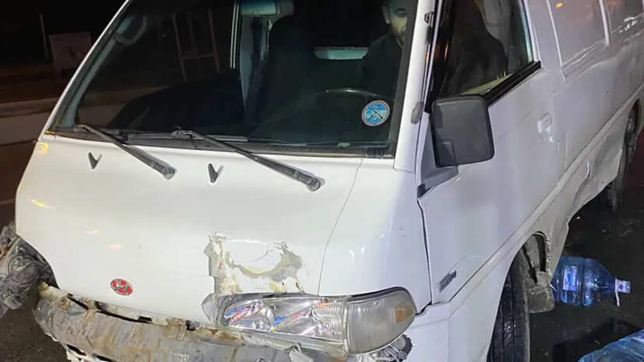 Arnavutköy Adnan Menderes Mahallesi'nde minibüs markete daldı — Olası faciadan dönüldü