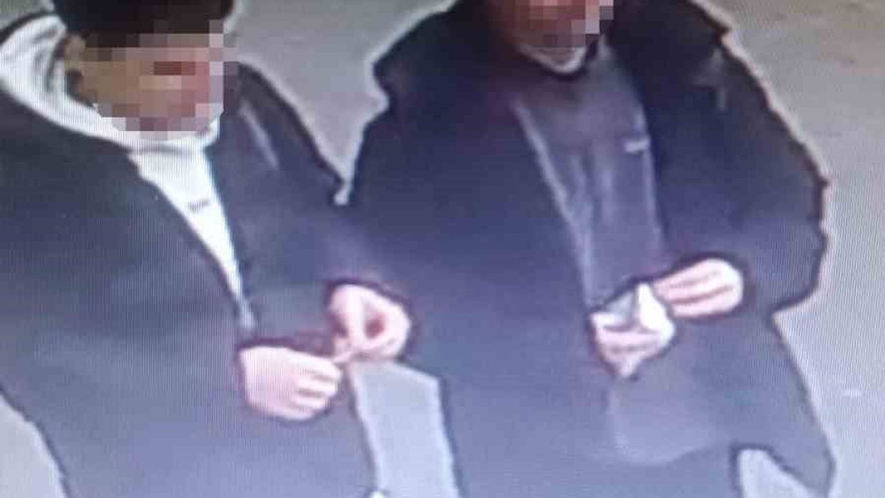 Arnavutköy'de AVLU 34 AVM'sinde parfüm hırsızlığı güvenlik kamerasında