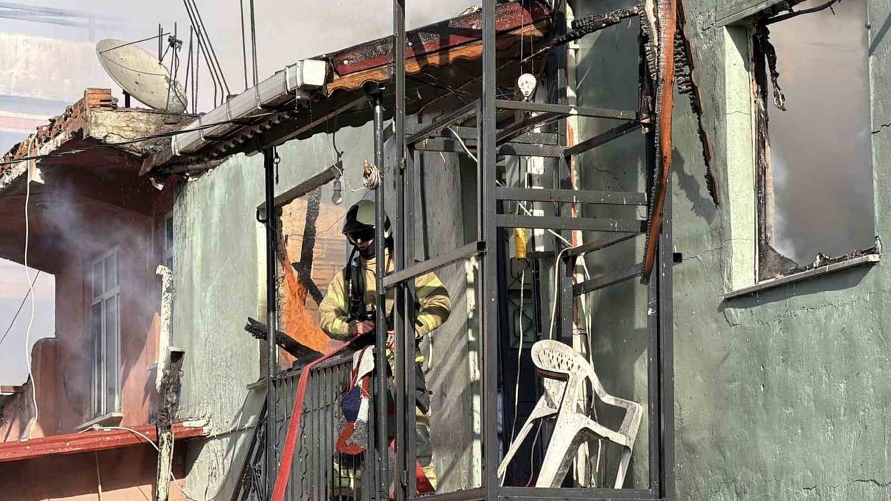 Arnavutköy'de boş binanın çatısında çıkan yangın itfaiye tarafından söndürüldü