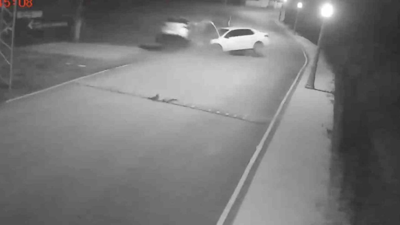 Arnavutköy'de ehliyetsiz sürücünün kaçışı kaza ile sonuçlandı; güvenlik kamerası görüntüleri ortaya çıktı