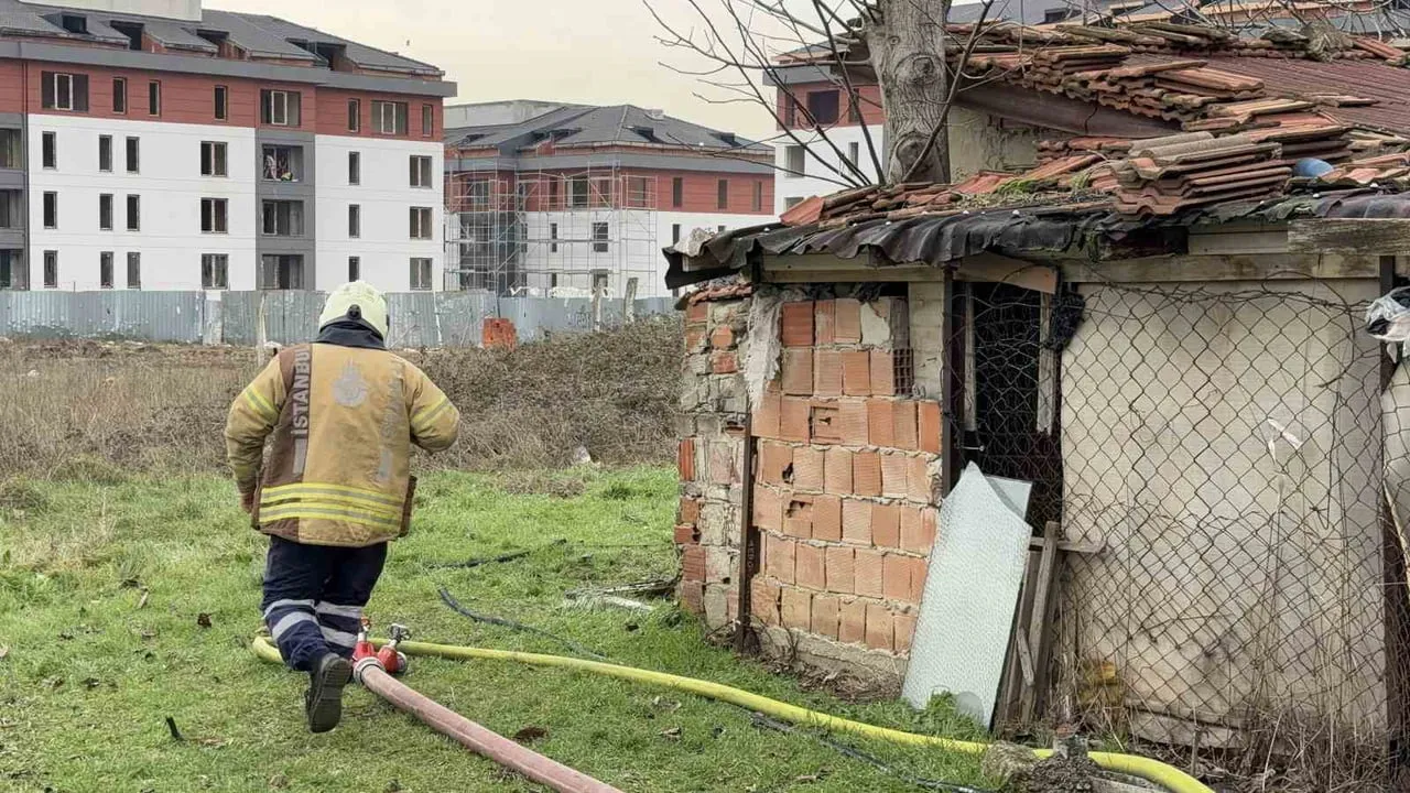 Arnavutköy'de gecekonduda yangın: Can kaybı yok, yapı kullanılamaz hale geldi
