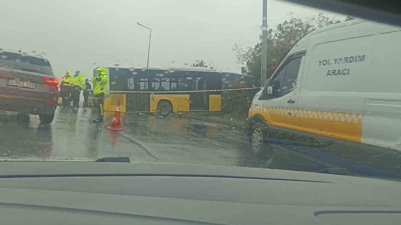 Arnavutköy'de İETT otobüsü ormanlık alana uçtu; can kaybı yok