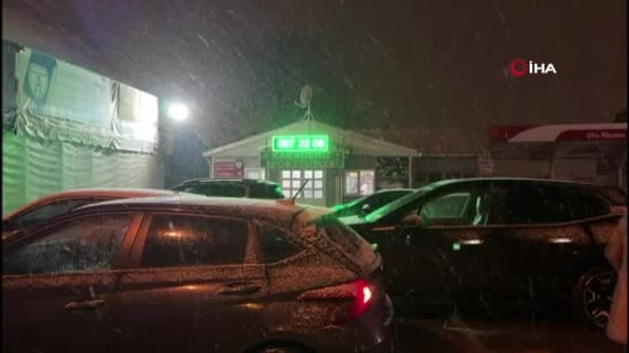 Arnavutköy'de kar aralıklarla etkisini sürdürüyor